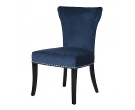 Luxusná klasická modrá zamatová jedálenská stolička Loretta s penovým čalúnením a vybíjaným zdobením striebornými nitmi s čiernymi drevenými nožičkami