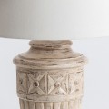 Vidiecka stolná lampa Salina s vyrezávanou drevenou podstavou a bavlneným béžovým tienidlom 78cm