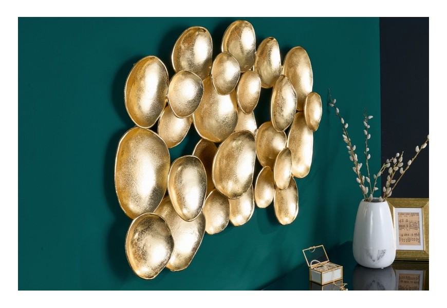 Štýlová art deco nástenná dekorácia Amren v zlatej farbe z kovových plieškov