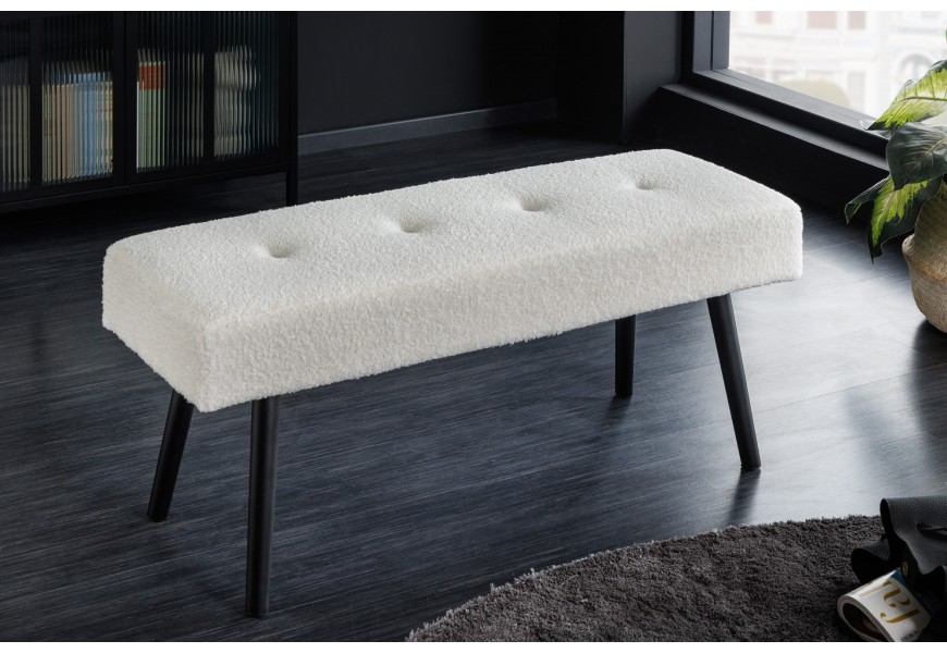 Dizajnová biela lavica Soreli s prešívaným buklé čalúnením v modernom štýle