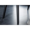 Čierne kovové nožičky modernej lavice Soreli s práškovým nástrekom umocnia industriálny štýl interiéru