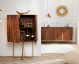 Luxusná masívna art deco obývacia zostava Gatsby s príborníkom, televíznym stolíkom a barovou skrinkou z mangového dreva v teplej hnedej farbe so zlatými kovovými detailmi a lineárnym drážkovaným dizajnom