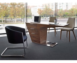 Luxusná zostava moderného kancelárskeho nábytku Vita Naturale II s asymetrickým dreveným písacím stolom a čiernou koženou stoličkou s chrómovou konštrukciou a stoličkami so svetlým čalúnením s drevenými nožičkami