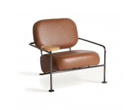 Luxusné industriálne kožené kreslo Herman s čalúnenou chrbtovou opierkou a sedacou časťou s matnou tmavosivou kovovou konštrukciou a okrúhlym dreveným podnosom na opierke
