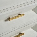 Luxusná art deco komoda Encantada s geometricky vyrezávanými zásuvkami s úchytkami a nožičkami v zlatej farbe biela 122 cm