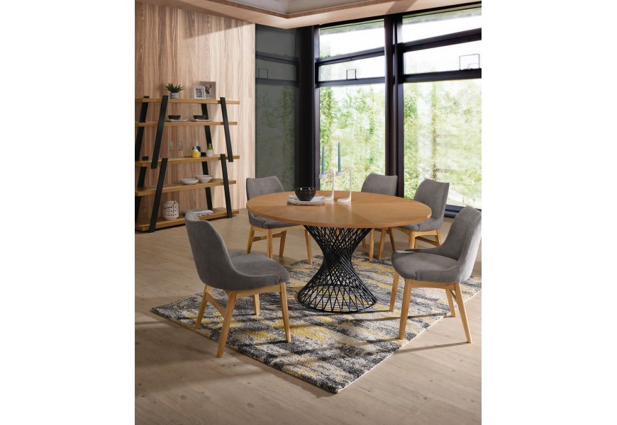 Masívna škandinávska jedálenská zostava Nordica Clara z dubového dreva s čiernymi kovovými prvkami a sivými čalúnenými stoličkami
