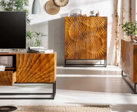 Masívna zostava nábytku Cumbria do obývacej izby s televíznym stolíkom, príborníkom a barovou skrinkou z mangového dreva v medovej hnedej farbe s vyrezávaným reliéfnym zdobením