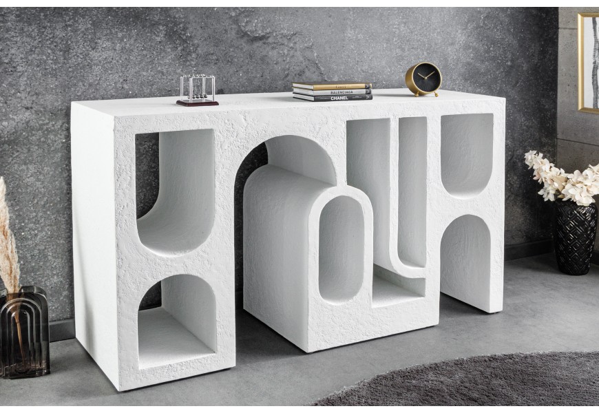 Moderný biely konzolový stolík Gerin z betónu s abstraktným geometrickým zdobením s poloblúkovými motívmi