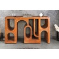 Dizajnový art deco konzolový stolík Gerin s geometrickými výrezmi v medenej farbe 120 cm 