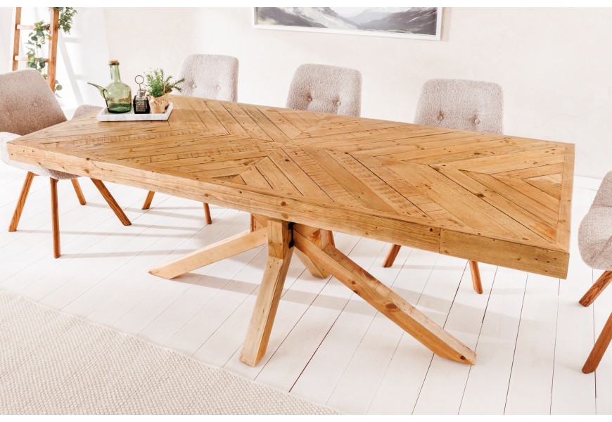 Vidiecky obdĺžnikový jedálenský stôl Nina s vrchnou doskou s dreveným parketovým dizajnom s chevronovým vzorom a prekríženými nožičkami v prírodnej svetlej hnedej farbe