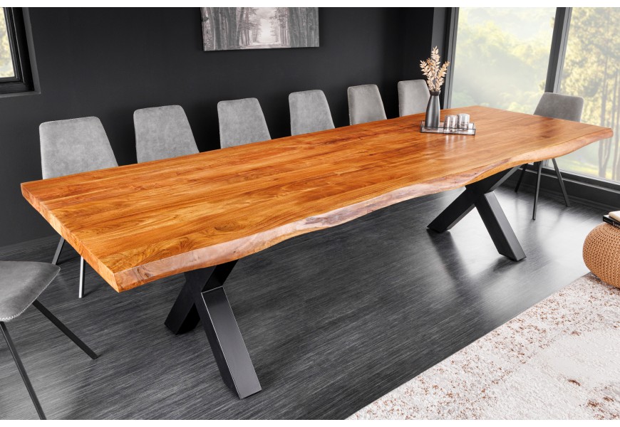 Moderný industriálny medovo hnedý jedálenský stôl Mammut s obdĺžnikovou vrchnou doskou z masívneho akáciového dreva a prekríženými čiernymi kovovými nožičkami