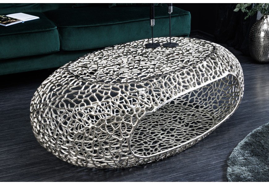 Dizajnový glamour oválny konferenčný stolík Hoja z kovu s podstavou s abstraktným vzorom a úložným priestorom
