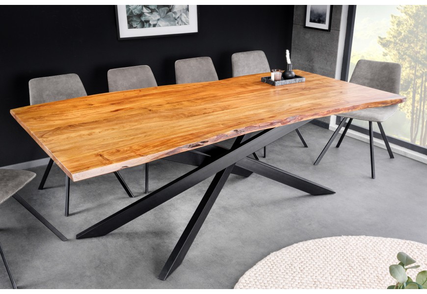 Moderná industriálny obdĺžnikový jedálenský stôl Mammut v vrchnou doskou z masívneho akáciového dreva v medovo hnedej farbe a prirodzenou kresbou letokruhov a so šikmými prekríženými čiernymi kovovými nožičkami
