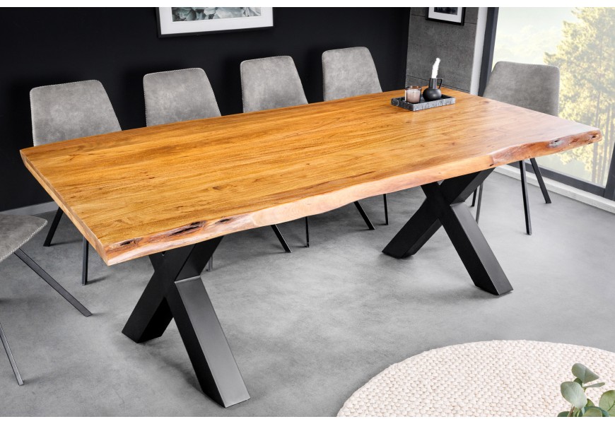Moderný industriálny obdĺžnikový jedálenský stôl s masívnou vrchnou doskou z akáciového dreva v medovo hnedej farbe a s prekríženými čiernymi kovovými nožičkami