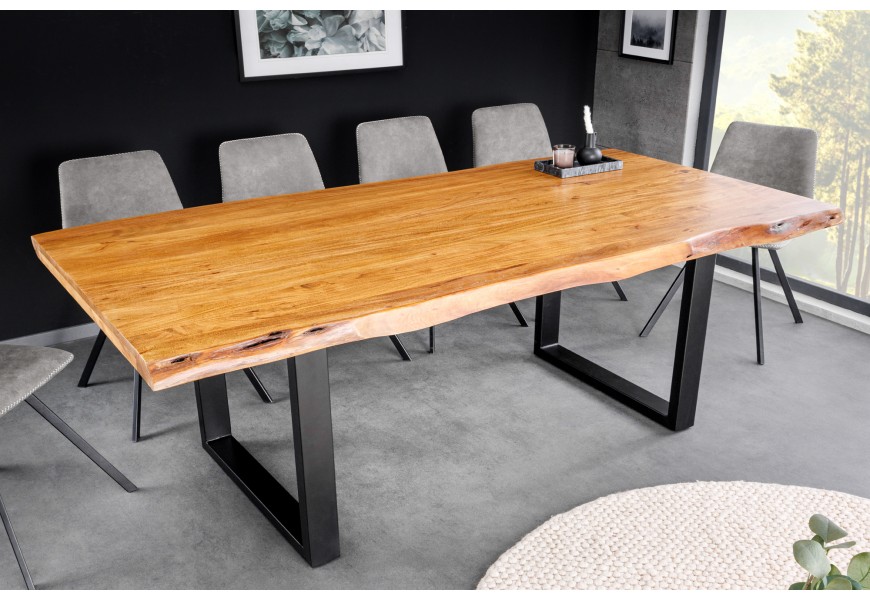 Moderný industriálny medovo hnedý jedálenský stôl Mammut z obdĺžnikovou vrchnou doskou s nerovnými hranami z masívneho akáciového dreva a s čiernymi kovovými nožičkami v tvare U