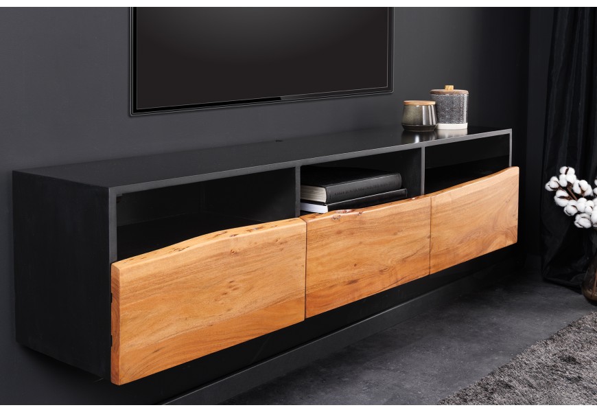 Moderný industriálny závesný televízny stolík Tallero v čiernej farbe s tromi policami a s tromi zásuvkami s prednou stranou z masívneho akáciového dreva v medovej hnedej farbe