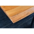 Masívny industriálny obdĺžnikový konferenčný stolík Mammut s vrchnou doskou z akáciového dreva v medovej hnedej farbe 110 cm