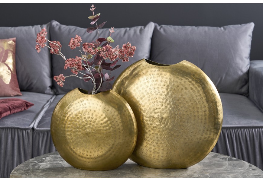 Dizajnová orientálna sada dvoch zlatých váz Konstantino okrúhleho plochého tvaru s kovaným zdobením 44 cm 