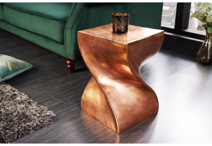 Dizajnový art deco príručný stolík Twist so štvorcovou vrchnou doskou a zatočenou podstavou z kovovej zliatiny v medenej farbe