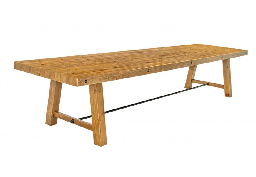 Industriálny obdĺžnikový jedálenský stôl Roseville v prírodnej svetlej hnedej farbe masívneho dreva s hrubými hranatými nožičkami a kovovou spojnicou