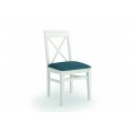 Dizajnová stolička z masívneho dreva v bielej farbe s čalúneným sedadlom v tyrkysovej farbe s vyrezávaním na operadle vo vidieckom nádychu