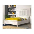 Luxusná mohutná posteľ z masívneho dreva v bielej farbe s vysokým čelom s vyrezávaním v obdĺžnikovom tvare