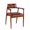 Luxusná kožená chesterfield čalúnená stolička Hughes s poťahom z pravej kože na chrbtovej opierke a sedacej časti s teakovým rámom s opierkami na ruky v hnedej farbe