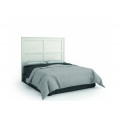 Luxusná masívna moderná posteľ v obdĺžnikovom tvare s vysokým čelom s dreveným vyrezávaním a čalúneným rámom v bielej farbe