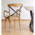 Dizajnová masívna hnedá jedálenská stolička Chicago Cruz Tonet s opierkami na ruky 92 cm