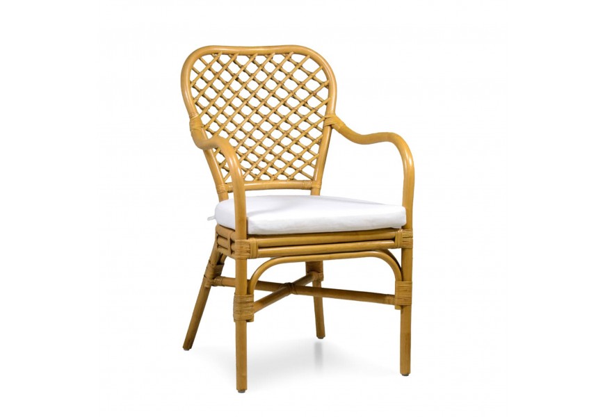 Dizajnová jedálenská stolička Remi z ratanu v hnedej medovej farbe s lesklým hladkým povrchom a zaobleným tvarom