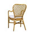 Štýlová jedálenská stolička Remi z ratanu s lesklým hladkým povrchom a zaobleným tvarom v hnedej medovej farbe