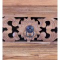 Štýlový orientálny konzolový stolík Kilen z masívneho hnedého dreva v obdĺžnikovom tvare s vyrezávanými zásuvkami s etno nádychom