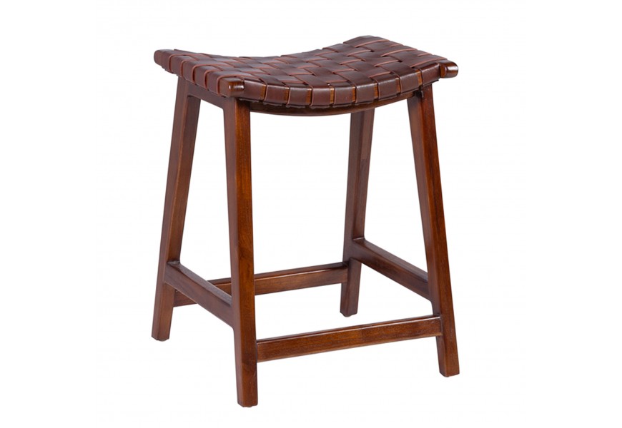 Luxusná hnedá kožená barová stolička Crosby z teakového dreva so sedacou časťou s výpletom z pravej kože bez opierok