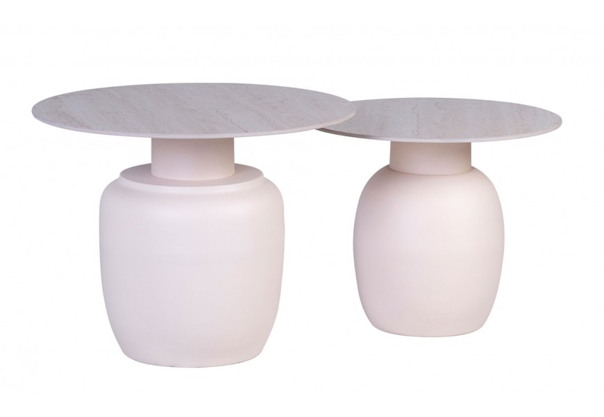 Moderný mramorový set okrúhlych príručných stolíkov Ivette v slonovinovej bielej farbe s jednou nohou z kovu s keramickou vrchnou doskou