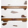 Severská vintage komoda Vellesa v hnedej farbe z masívneho mindi dreva so štyrmi bielymi zásuvkami a policou 125 cm