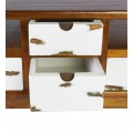 Masívny severský TV stolík Vellesa z mindi dreva v hnedej farbe so štyrmi bielymi zásuvkami 140 cm