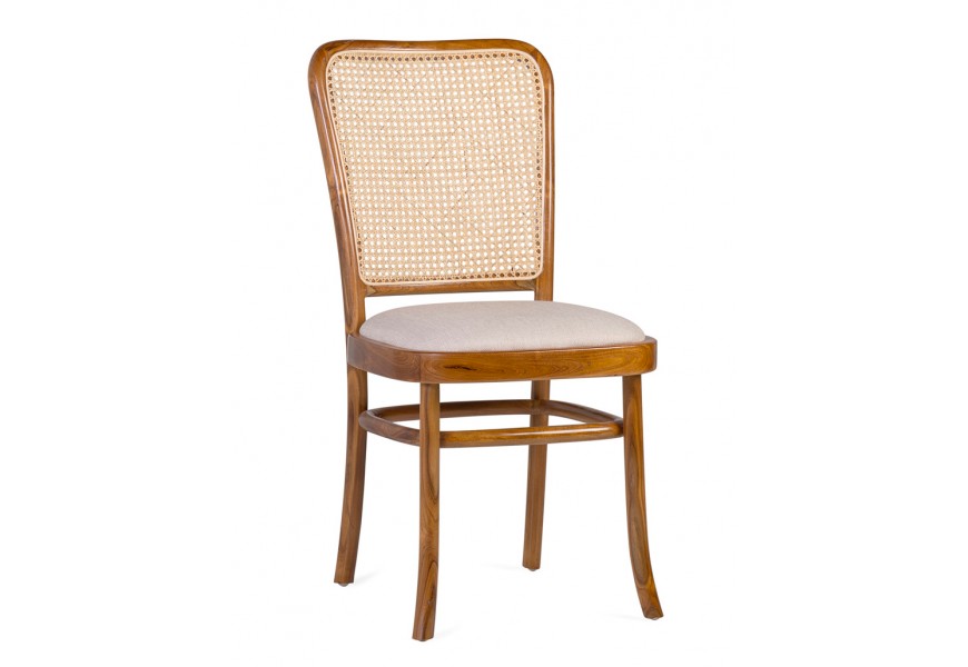 Luxusná koloniálna jedálenská stolička Teka s rámom z tíkového dreva v prírodnej svetlej hnedej farbe s čalúnenou sedacou časťou s poťahom z bielej štrukturovanej látky s opierkou s ratanovým výpletom s viedenským vzorom v svetlej béžovej farbe