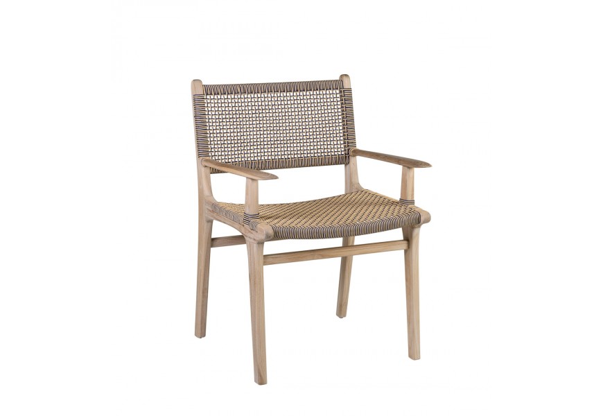 Dizajnová moderná záhradná stolička Trapani so svetlohnedým rámom z tíkového dreva s opierkami na ruky a so vzdušným výpletom so štvorcovým vzorom z béžových a modrých vlákien