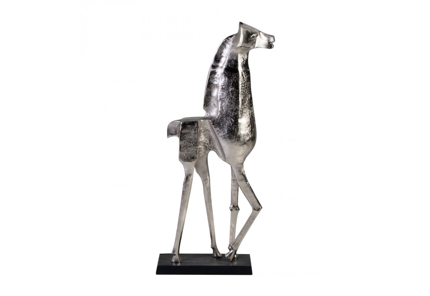Luxusná strieborná dekorácia Zilarra v podobe modernej figúry kráčajúceho koňa z kovovej zliatiny na čiernom obdĺžnikovom podstavci