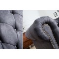 Dizajnová vintage dvojsedačka Chesterfield Grau so sivým poťahom so zahnutými opierkami a chesterfield prešívaním 150 cm