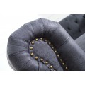 Dizajnová vintage dvojsedačka Chesterfield Grau so sivým poťahom so zahnutými opierkami a chesterfield prešívaním 150 cm