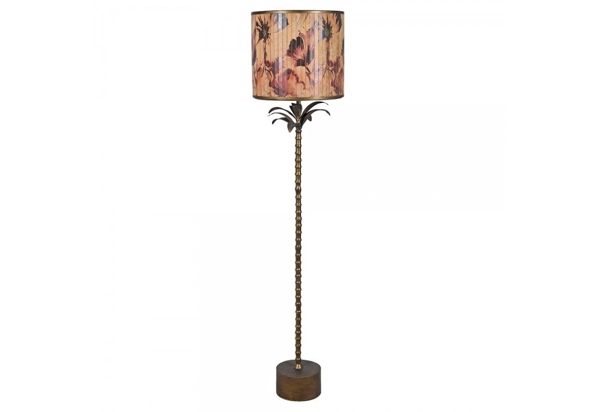 Elegantná vintage stojaca lampa Gion s tvarovanou kovovou nohou v starožitnej zlatej farbe s patinou a okrúhlym tienidlom s výplňou z bambusového dreva a maľovaným akvarelovým zdobením s dizajnom kvetov v odtieňoch béžovej a červenej