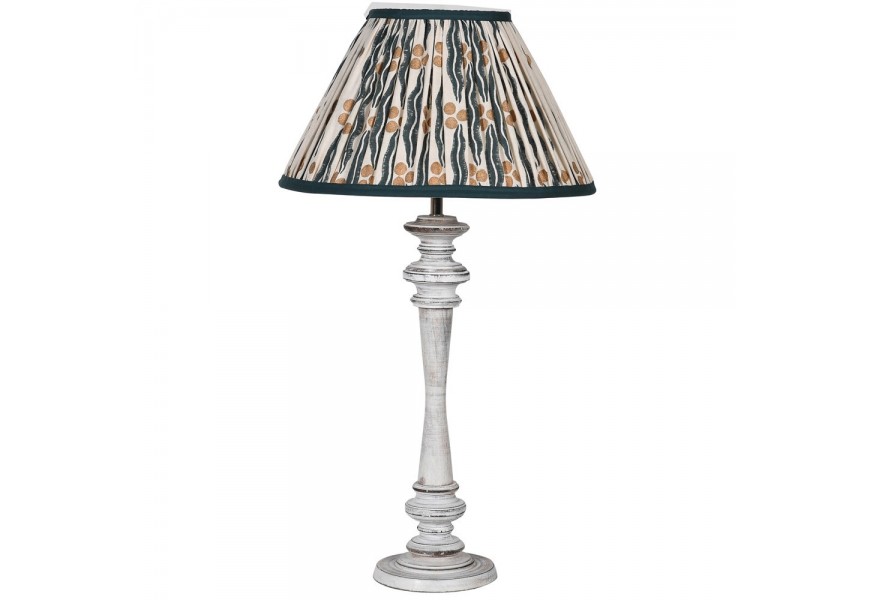 Dizajnová vintage stolná lampa Legar s nohou z mangového dreva v off white farbe s patinovou úpravou a skladaným vzorovaným textilným tienidlom s ikat vzormi v zelenej, oranžovej a béžovej farbe