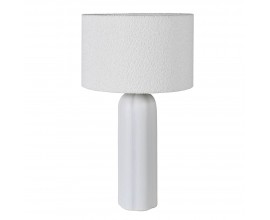 Moderná keramická biela stolná lampa Mila s valcovým bielym boucle tienidlom a keramickou nohou 74 cm 