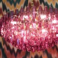 Luxusný okrúhly glamour stropný luster Malin vo fialovej farbe so sklenenými kryštálmi a kovovou zlatou konštrukciou 90 cm