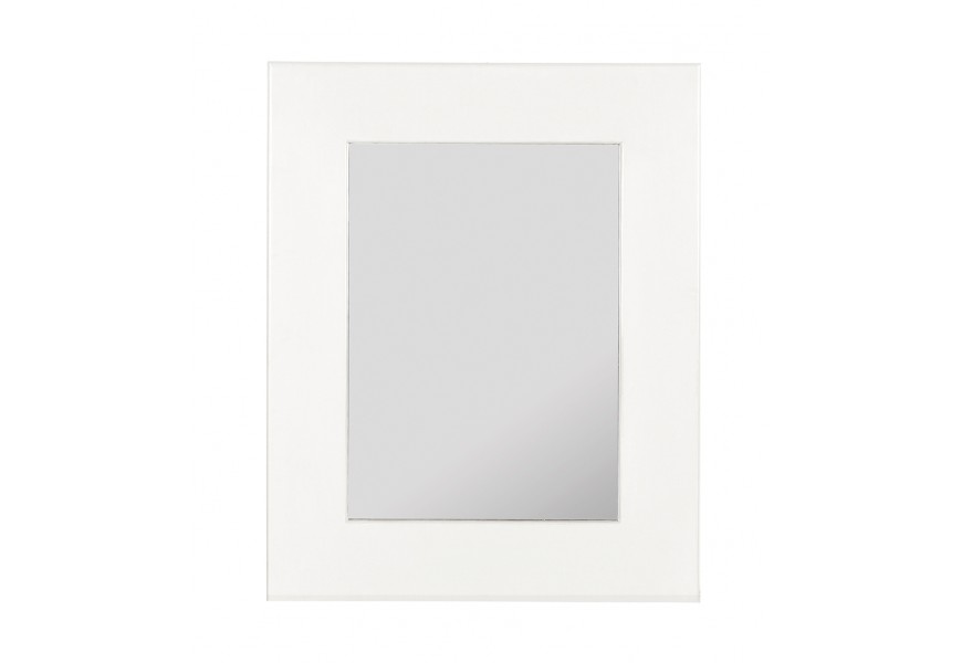 Moderné biele obdĺžnikové nástenné zrkadlo New White so širokým hladkým rámom z mahagónového dreva