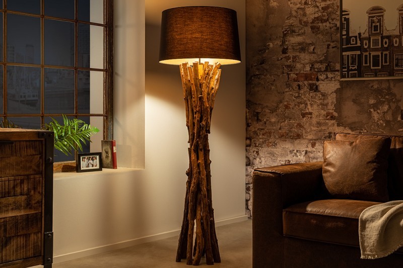 Estila Vidiecka stojaca lampa Missle z teakového dreva v prírodnej hnedej farbe s čiernym textilným tienidlom 150cm