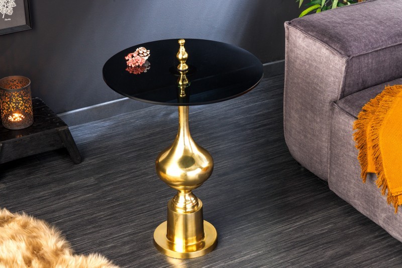 Estila Luxusný art deco príručný stolík Marietta so zlatou ozdobnou podstavou a čiernou okrúhlou vrchnou doskou 65cm