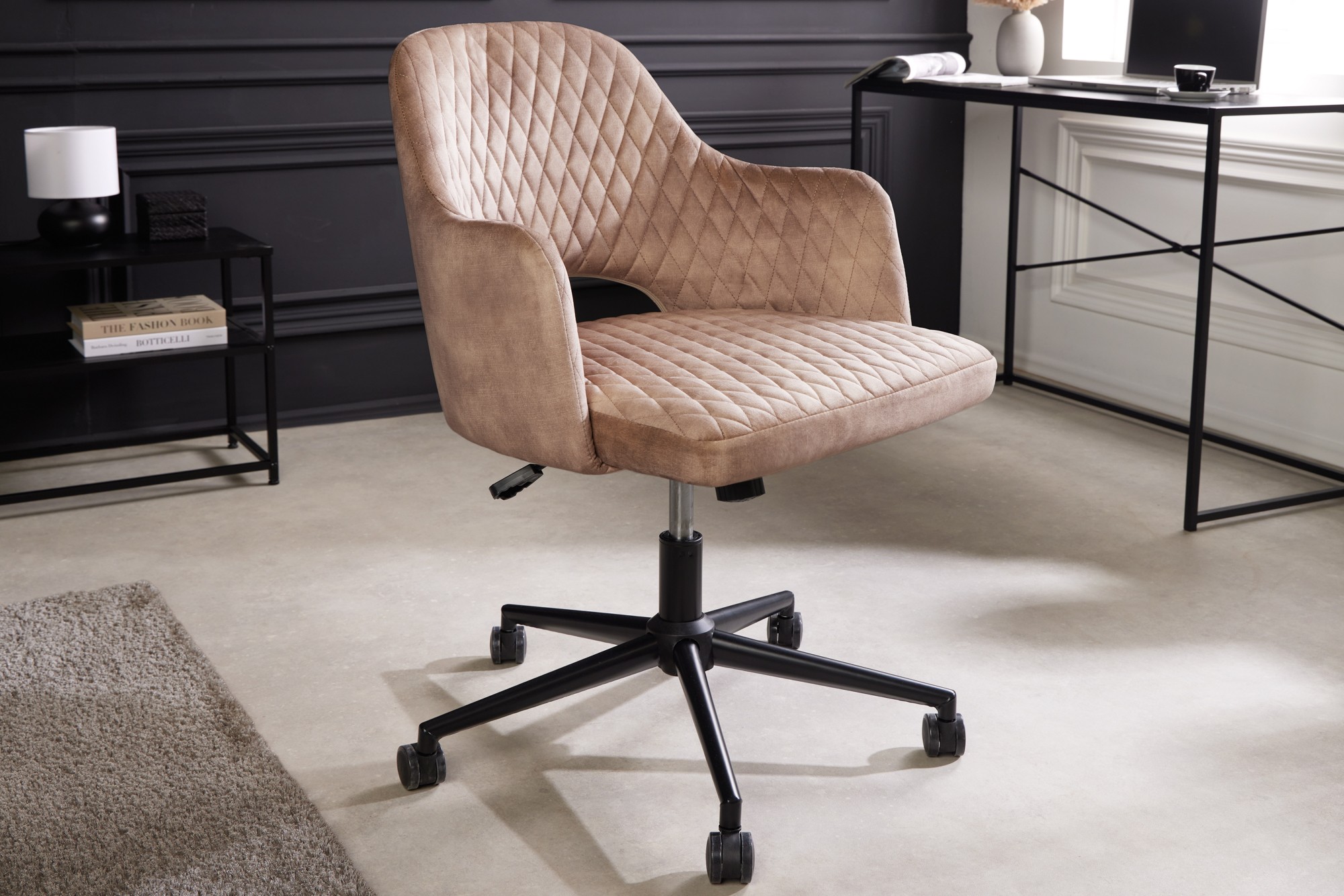 Estila Moderná dizajnová kancelárska stolička Pedro otočná na kolieskach so zamatovým čalúnením s prešívaním svetlá béžová 82 cm