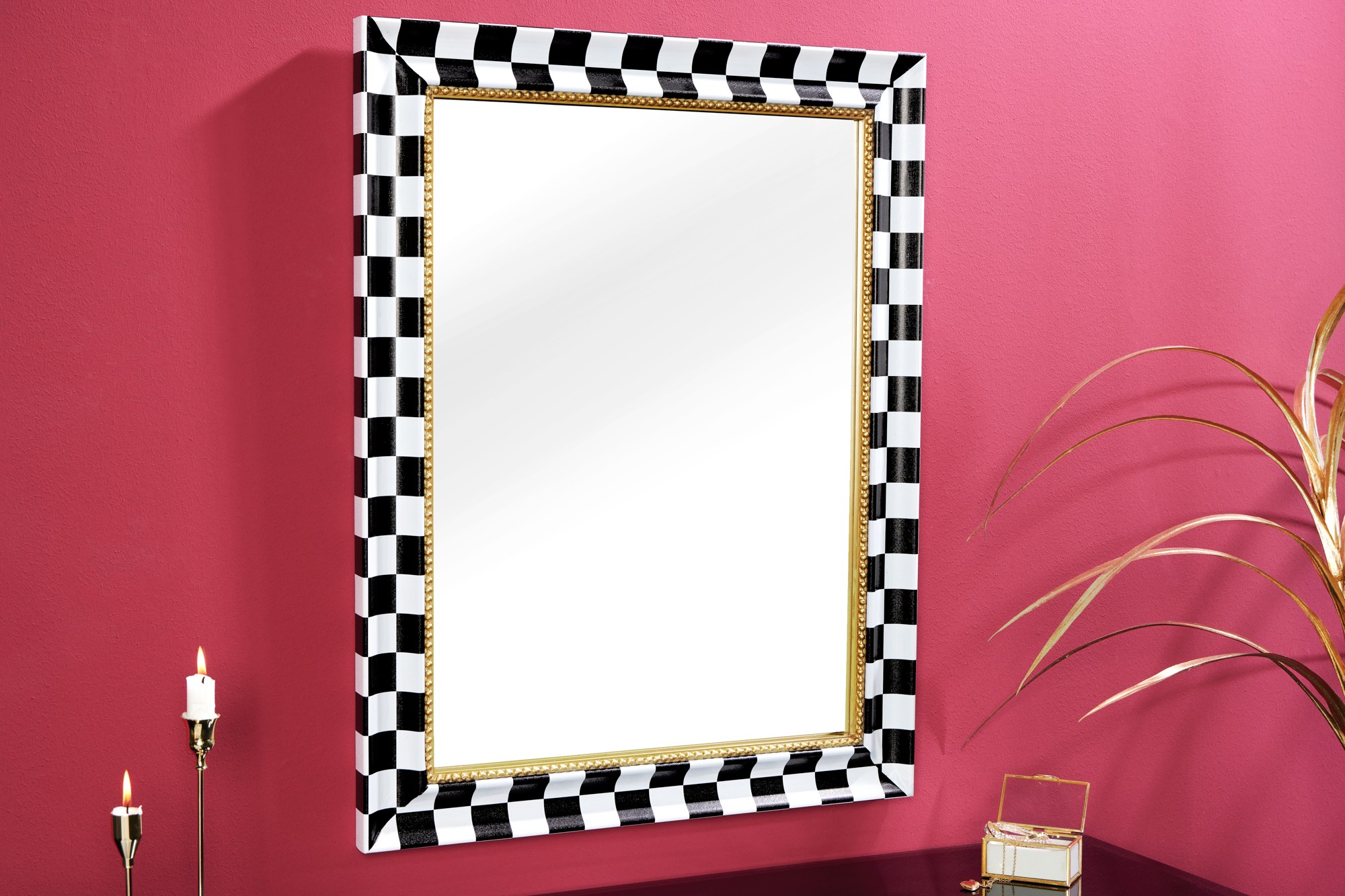 Estila Zrkadlo Aliem so šachovnicovým rámom v čierno bielej farbe a zlatým detailom v glamour štýle 78 cm